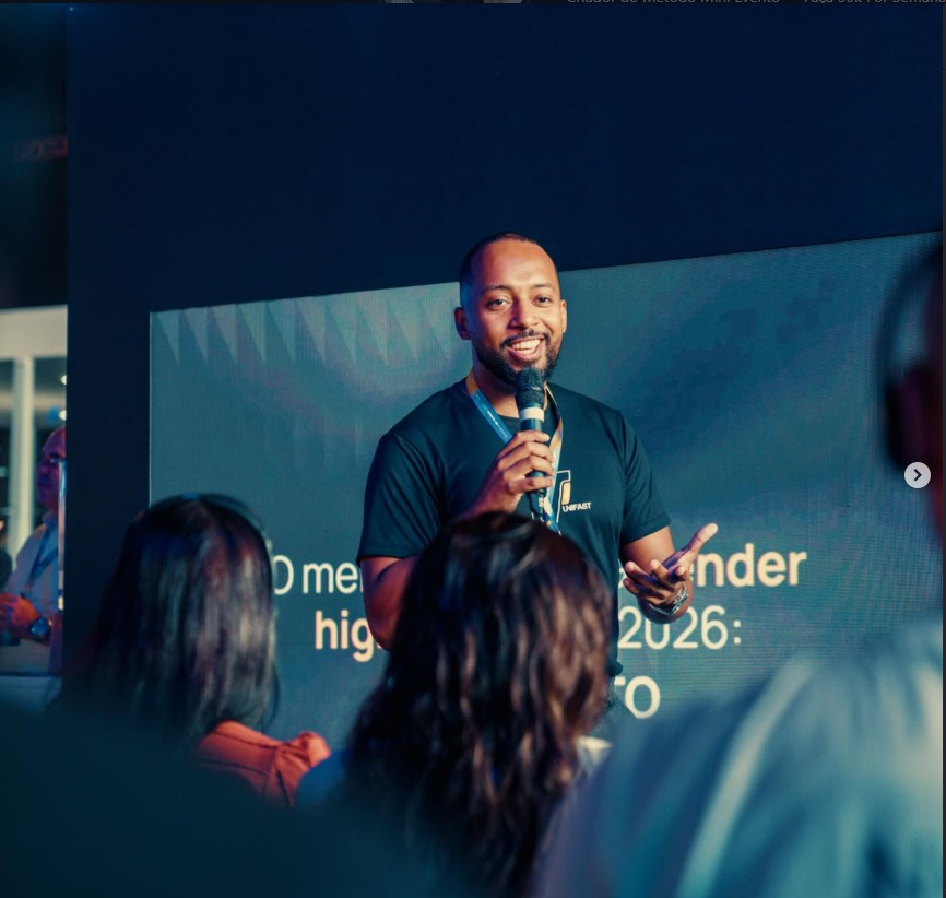 Mateus Menezes palestrando no Seven Summit 2025 (Eduzz)